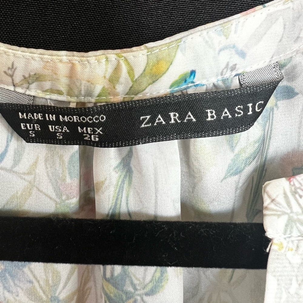 👚 Zara Basic V-Neck Floral Cap Sleeve Blouse | Size S EUC - Picture 4 of 5